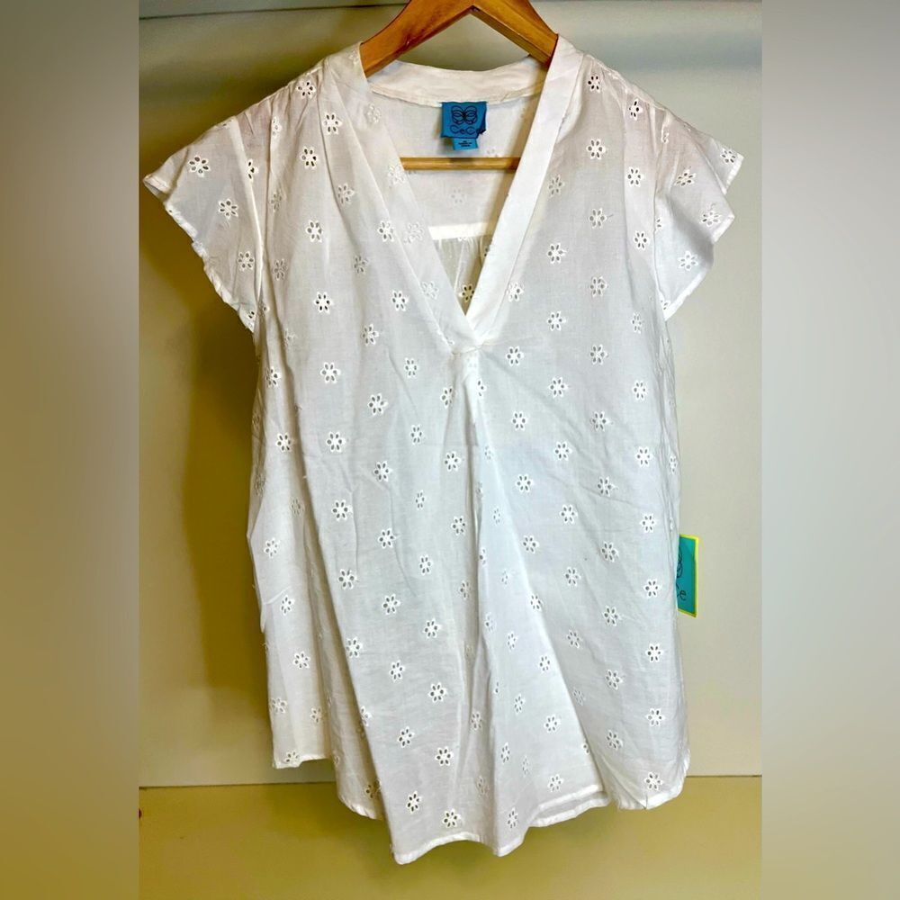 NWT white CeCe eyelet Top- medium - Picture 2 of 4